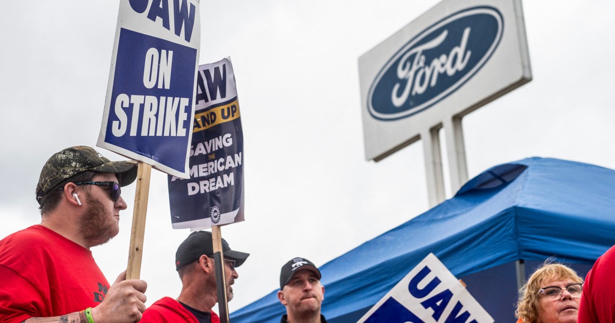UAW members approve 4½-year contract with Detroit’s Big Three