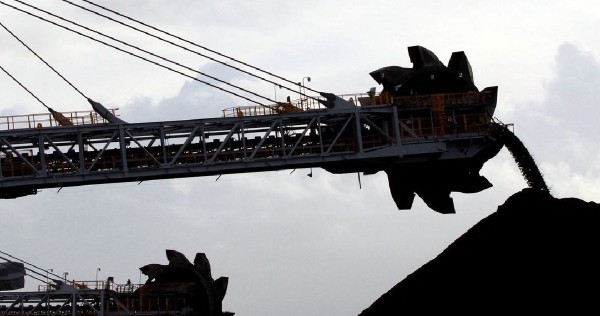 Australia climate change activists disrupt shipping at coal port, World News