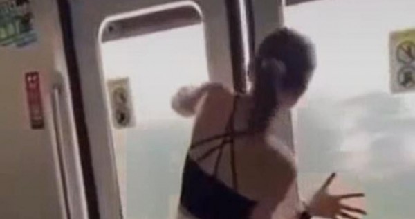 Police investigating passenger filmed prying open door of moving MRT train, Singapore News
